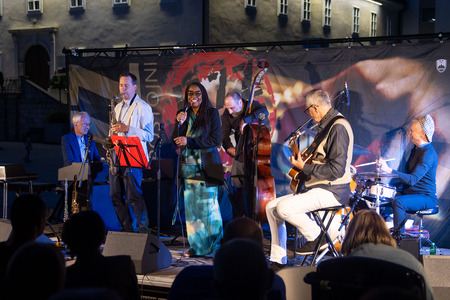 Lori Williams & Band 17.7 (22)